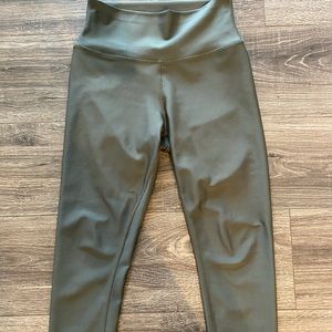 Olive green ALO YOGA cropped high waist leggings in Medium